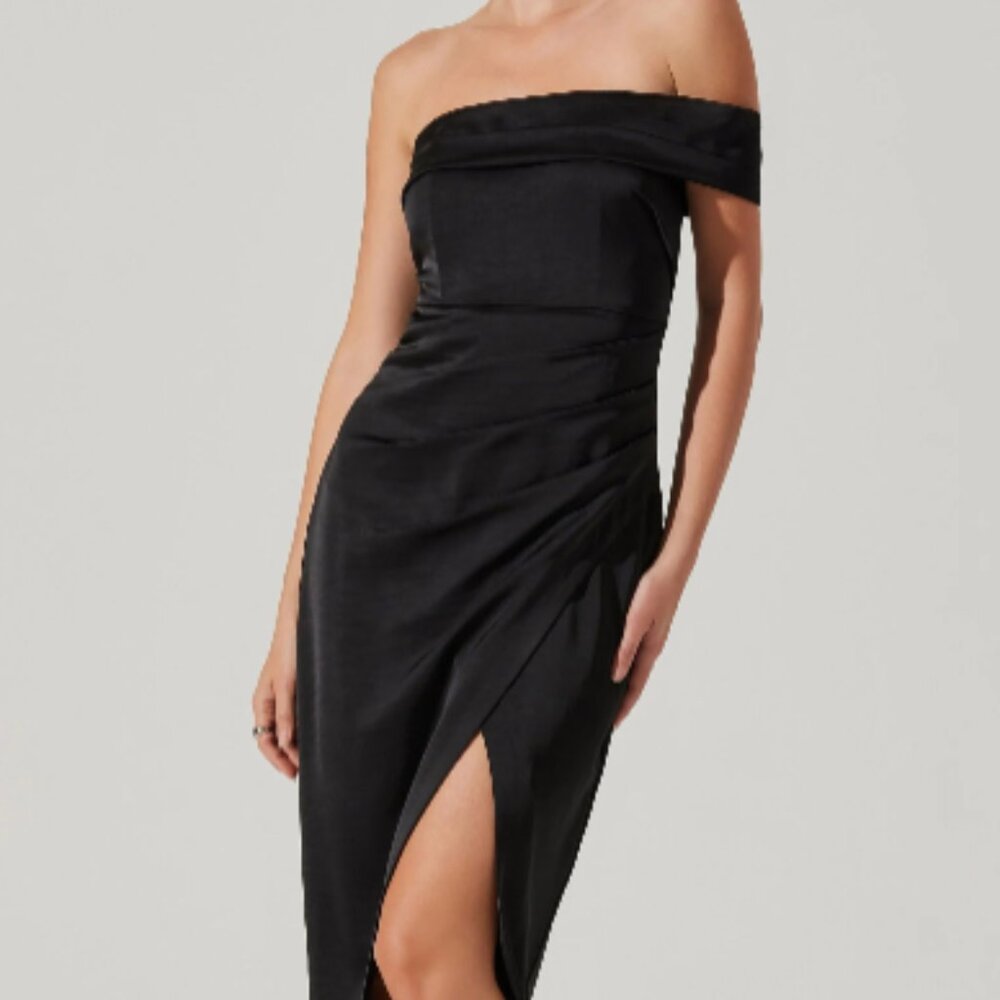 ASTR Gwyneria Dress – Black